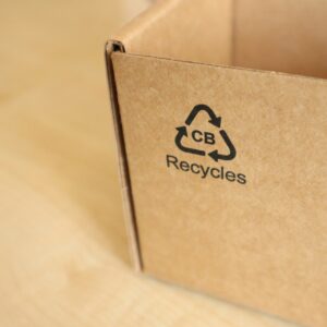 a cardboard box with a recyclies logo on it